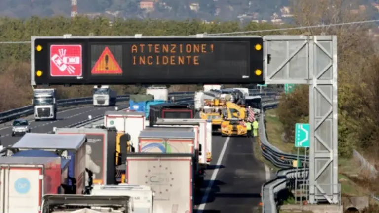 Code per un incidente in autostrada (foto d'archivio)