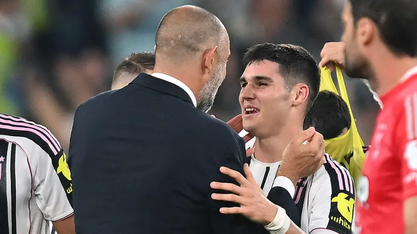 L'allenatore della Juventus Igor Tudor e Vasilije Azdic, autore del gol del 4-3 che ha suggellato la vittoria della Vecchia Signora contro l'Inter