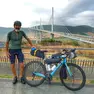Sopra il triestino Fabio Moro con la sua bicicletta