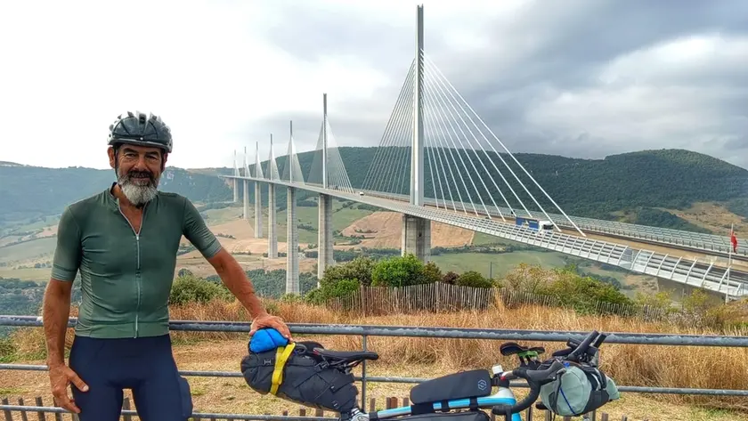 Sopra il triestino Fabio Moro con la sua bicicletta