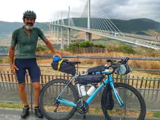 Sopra il triestino Fabio Moro con la sua bicicletta