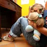 Violentava la figlia di cinque anni e vendeva i video nel dark web: arrestato