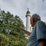Giorgio Lizzi indica alberi che verranno tagliati per la cabinovia