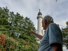 Giorgio Lizzi indica alberi che verranno tagliati per la cabinovia