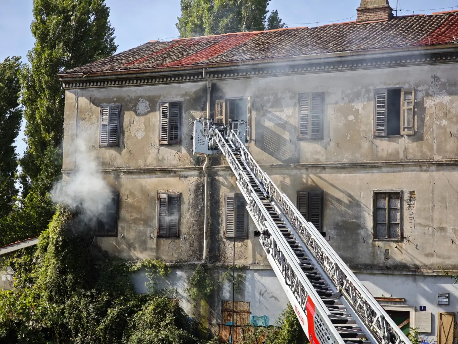 L'intervento dei vigili del fuoco in via Fianona (Lasorte)