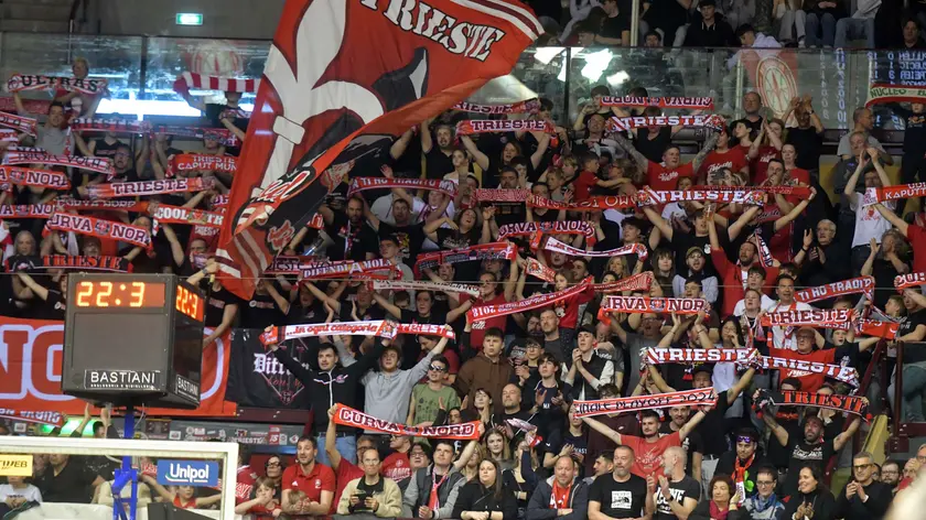 La Curva Nord, cuore del tifo della Pallacanestro Trieste (Foto Bruni)