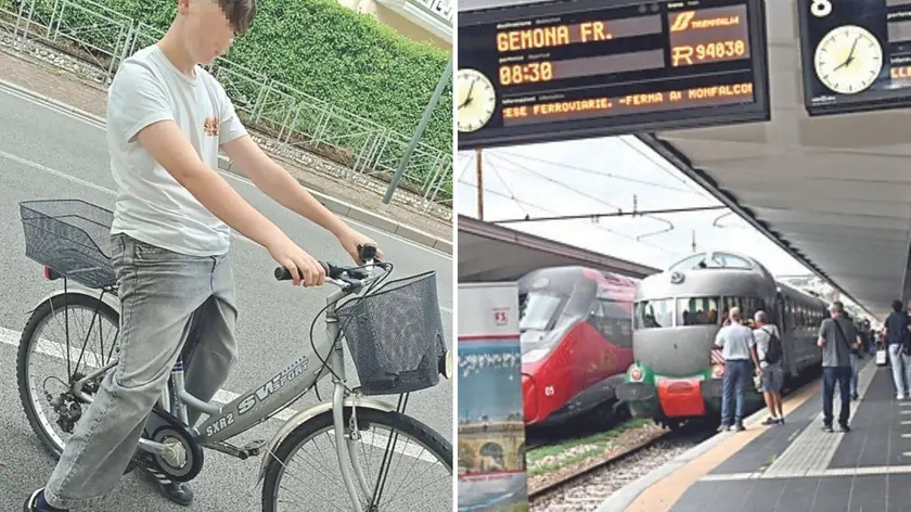 Lorenzo con la sua vecchia bicicletta, rubata; a destra, la stazione di Gemona