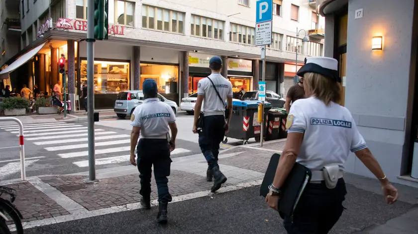 Agenti della Polizia locale in pattugliamento serale katia Bonaventura
