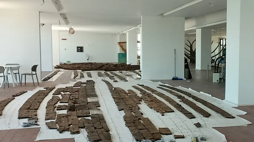 I resti della Iulia Felix, in fase di assemblaggio nel futuro Museo del Mare