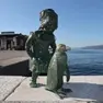 La statua del pinguino Marco a Trieste (Lasorte)