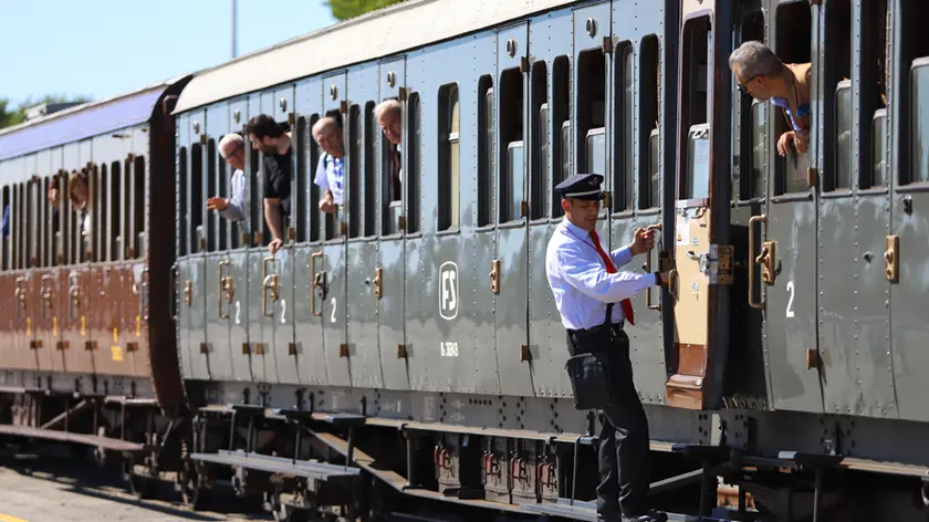 L'arrivo del treno degli anni Quaranta (Tibaldi)