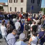 La folla accorsa tra via San Michele e via del Carso dove è stata intitolata la scalinata a Braini. Foto Marega