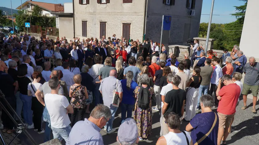 La folla accorsa tra via San Michele e via del Carso dove è stata intitolata la scalinata a Braini. Foto Marega