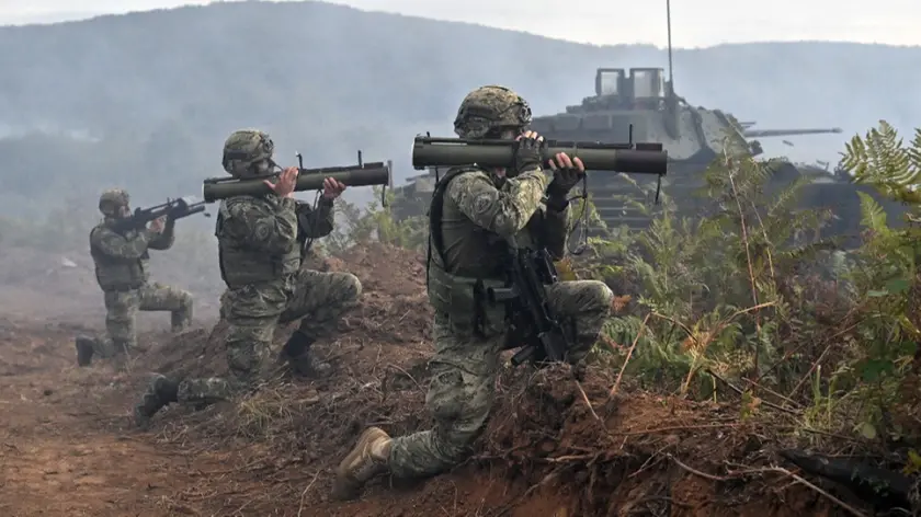Uso di armi pesanti, autoblindo e carri armati nel corso dell’addestramento dell’esercito croato a Zuri
