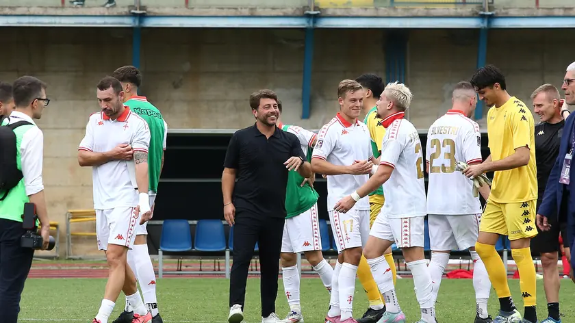 La gioia del tecnico Giuseppe Marino con i suoi giocatori dopo la vittoria a Lumezzane Foto Mariani/Lasorte