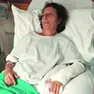 La signora Rosa Ingenito in ospedale, con il braccio ingessato, è ancora sotto osservazione