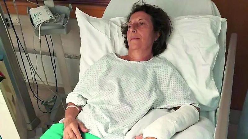 La signora Rosa Ingenito in ospedale, con il braccio ingessato, è ancora sotto osservazione