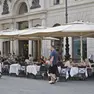 Il plateatico della Trattoria Caprese al Tergesteo, in piazza della Borsa foto andrea lasorte