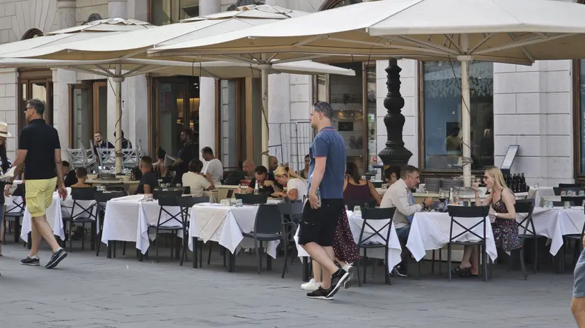 Il plateatico della Trattoria Caprese al Tergesteo, in piazza della Borsa foto andrea lasorte
