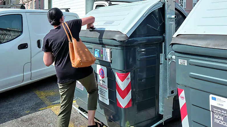 I nuovi “cassonetti intelligenti” dell’indifferenziata in centro città, ora apribili con pulsante Foto Silvano