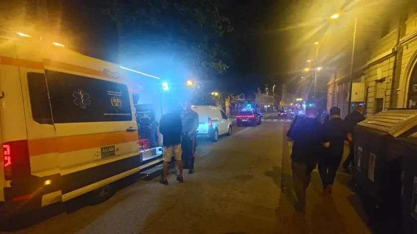 Le forze dell'ordine e il personale sanitario in piazza Garibaldi