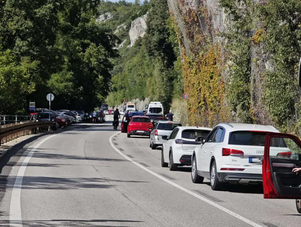 La coda in Costiera causata dall'incidente. Foto Lasorte