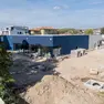 Il cantiere nel comprensorio Tonon: l’edificio blu ospiterà il Tulipano, quello grigio lo store foto Bonaventura