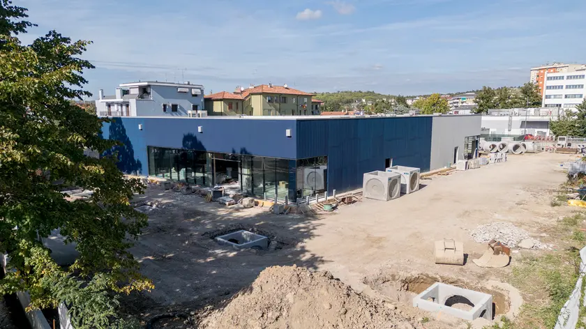 Il cantiere nel comprensorio Tonon: l’edificio blu ospiterà il Tulipano, quello grigio lo store foto Bonaventura