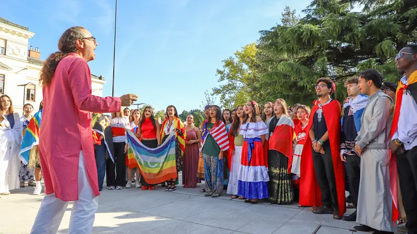 L’esibizione del coro dello Uwc of Adriatic e alcuni degli studenti ieri in piazza Transalpina per la celebrazione della Giornata internazionale