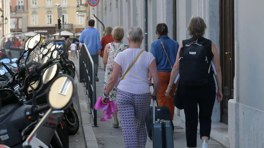 Turisti in piazza Tommaseo Foto Bruni