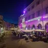 Via Mercatovecchio a Udine illuminata domenica di viola per la Giornata mondiale dell’Alzheimer foto Petrussi