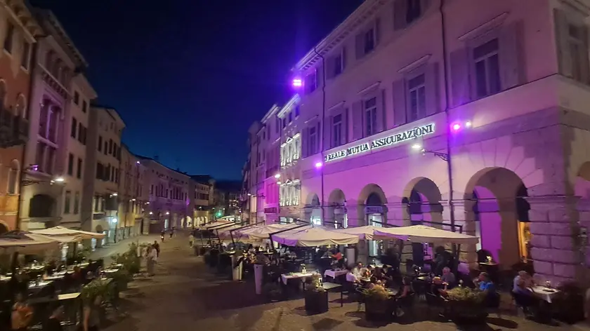 Via Mercatovecchio a Udine illuminata domenica di viola per la Giornata mondiale dell’Alzheimer foto Petrussi