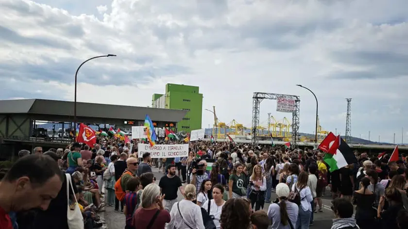 Il partecipato presidio al Porto di Trieste