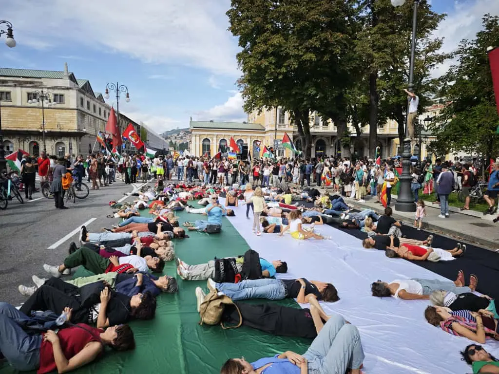 I manifestanti si sdraiano in piazza Libertà. Foto Lasorte