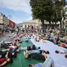 I manifestanti si sdraiano in piazza Libertà. Foto Lasorte