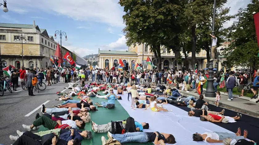 I manifestanti si sdraiano in piazza Libertà. Foto Lasorte