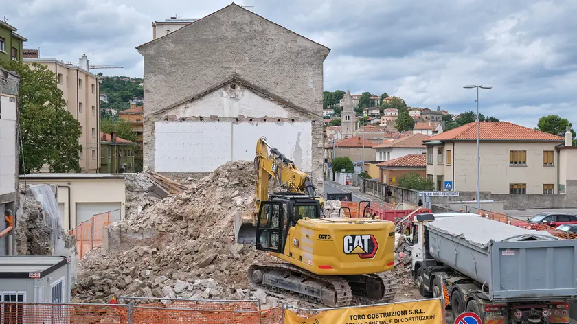 Le ruspe alle porte di Muggia: in via Battisti, dopo la demolizione, sorgerà un nuovo complesso Foto Silvano