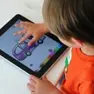 Bambini alle prese con tablet e cellulari.