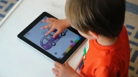 Bambini alle prese con tablet e cellulari.