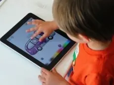Bambini alle prese con tablet e cellulari.