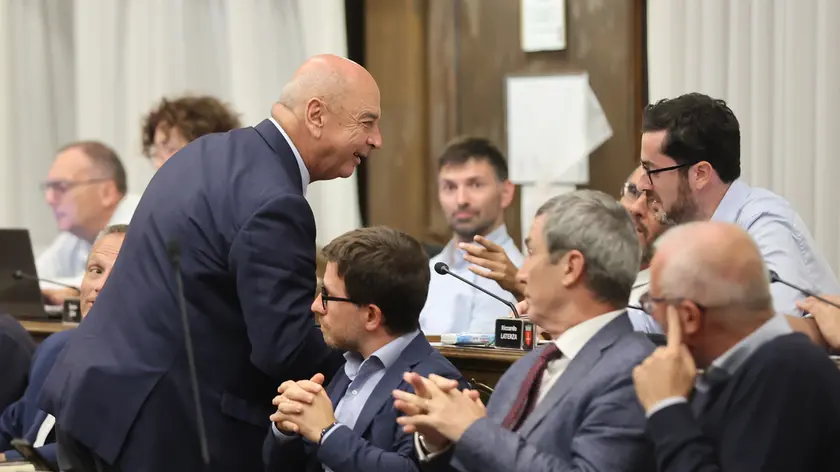 Il sindaco Dipiazza fra i banchi dell’opposizione si rivolge al consigliere Laterza Foto Andrea Lasorte