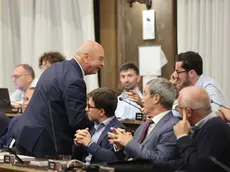 Il sindaco Dipiazza fra i banchi dell’opposizione si rivolge al consigliere Laterza Foto Andrea Lasorte