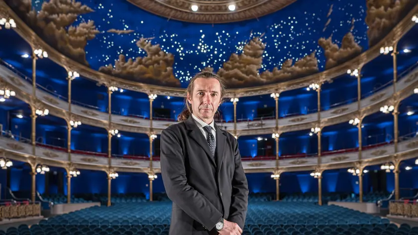 Paolo Valerio, 64 anni, dal 2001 direttore del Teatro Stabile del Friuli-Venezia Giulia, fotografato all’interno del Politeama Rossetti di Trieste. La sala fu costruita nel 1878. Foto di Simone Di Luca
