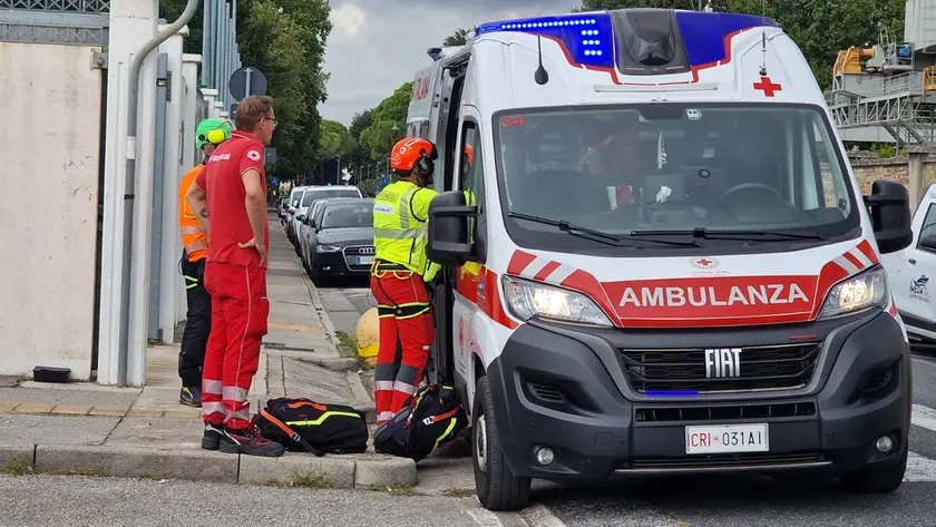 I soccorsi in attesa che il ferito venga portato via con l'elicottero (Bonaventura)