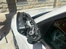 Uno degli specchietti vandalizzati