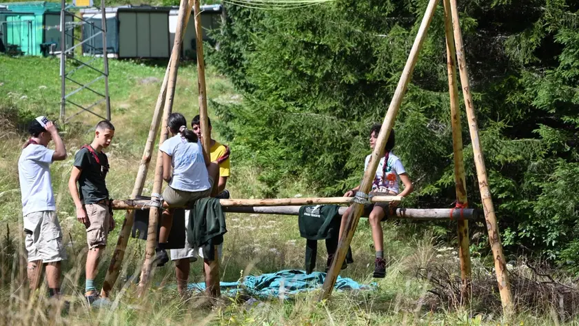 Un gruppo di scout del Cngei durante i corsi per allestire le cucine
