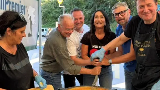 L'avvocato Campailla (a sinistra) mentre mescola la polenta con l’eurodeputata Cisint, il segretario della Lega Fvg Dreosto e il consigliere regionale Budai