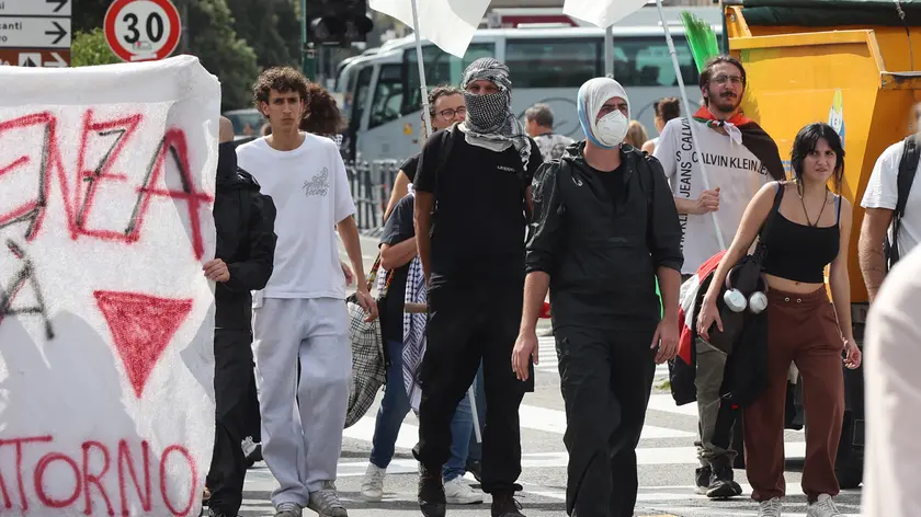 Il corteo Pro Pal, alcuni manifestanti coprono il volto con kefiah e mascherina Foto Andrea Lasorte