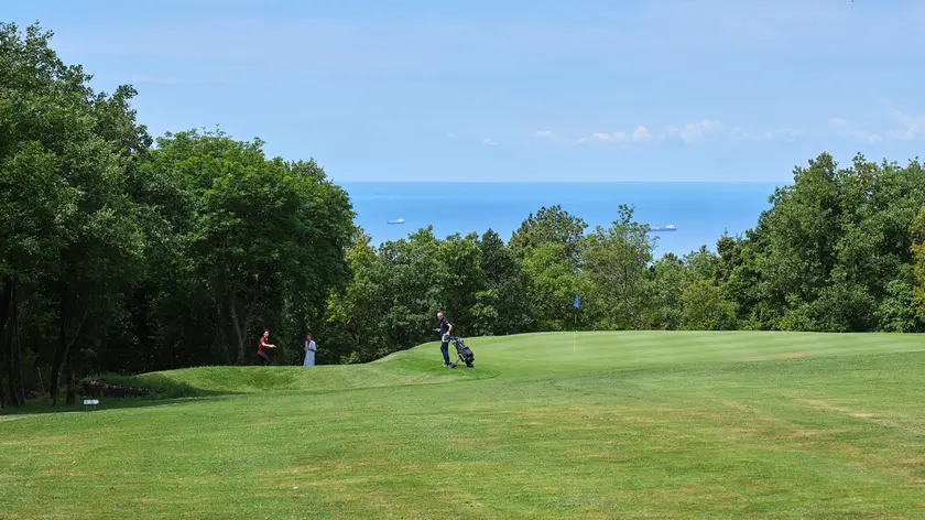 Una parte del campo di gol di Padriciano, con vista sul golfo, che domenica ospiterà il torneo “Uno swing per le cure” Foto Massimo Silvano