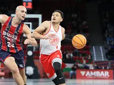 Il biancorosso Colbey Ross in azione contro il Baskonia